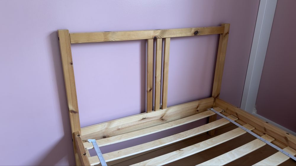 Cama individual em madeira
