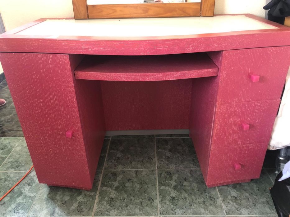 Secretaria cor de rosa