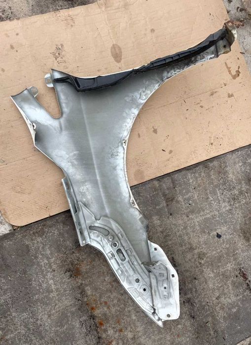 Błotnik prawy przód Toyota Avensis t29 kolor 040