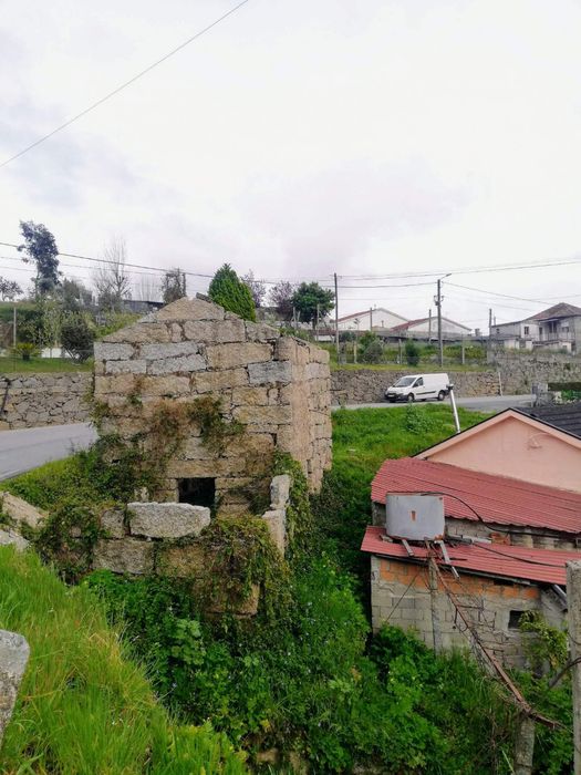 Casa  ruínas e Gemeos Guimarães  10 mil euros em pédra5 mil projeto