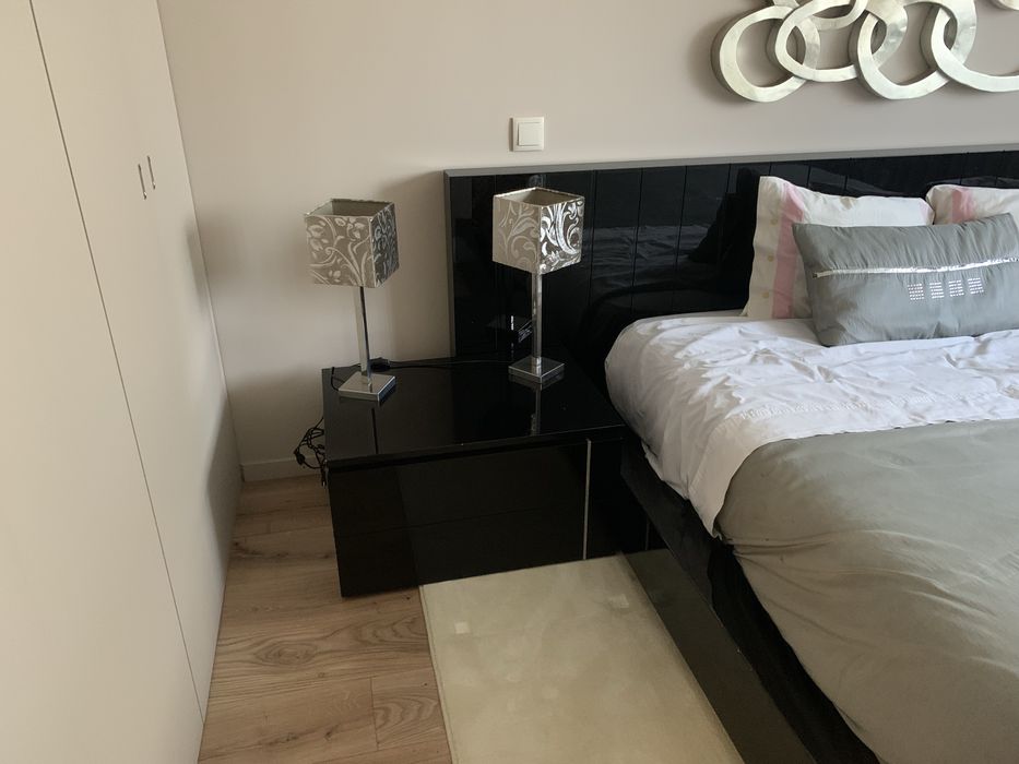 Quarto casal com quadro e candeeiros