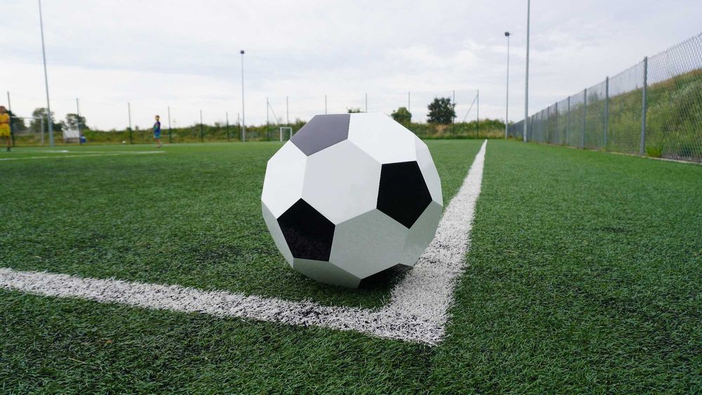 Piłka z metalu - średnica 40 cm dla prawdziwych fanów futbolu