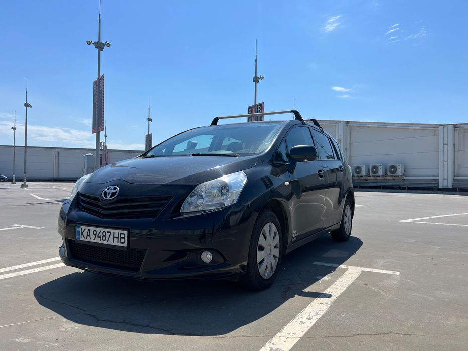 Продаж Toyota Verso 2011