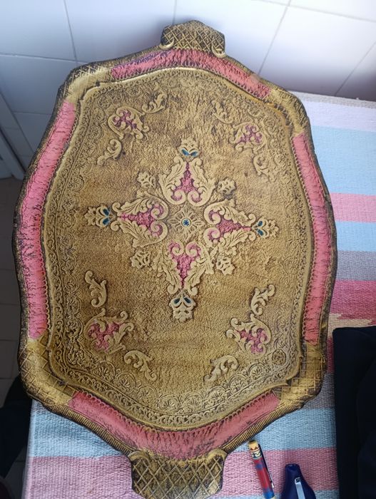 Tabuleiro vintage em madeira vermelha