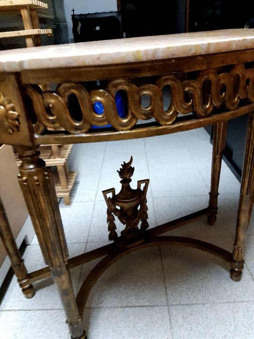 Credencia em talha dourada