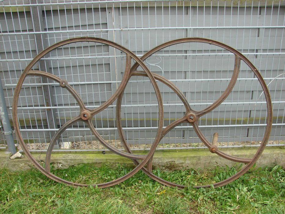 Stare koło koła żeliwne 116cm