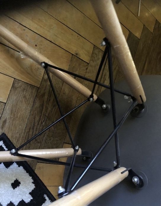 Крісло пластикове, скандинавське продам