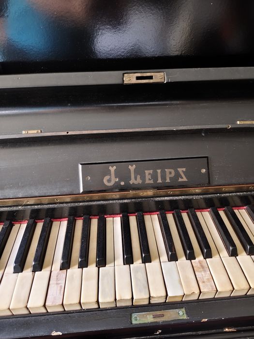 Piano vertical preto