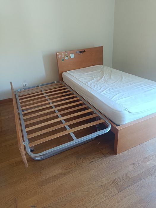 Quarto solteiro com cama dupla e mesa cab