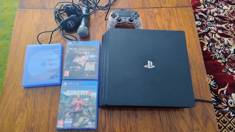 Ігровий набір Sony PlayStation 4 Pro 1TB + 2 джойстики + мікроф