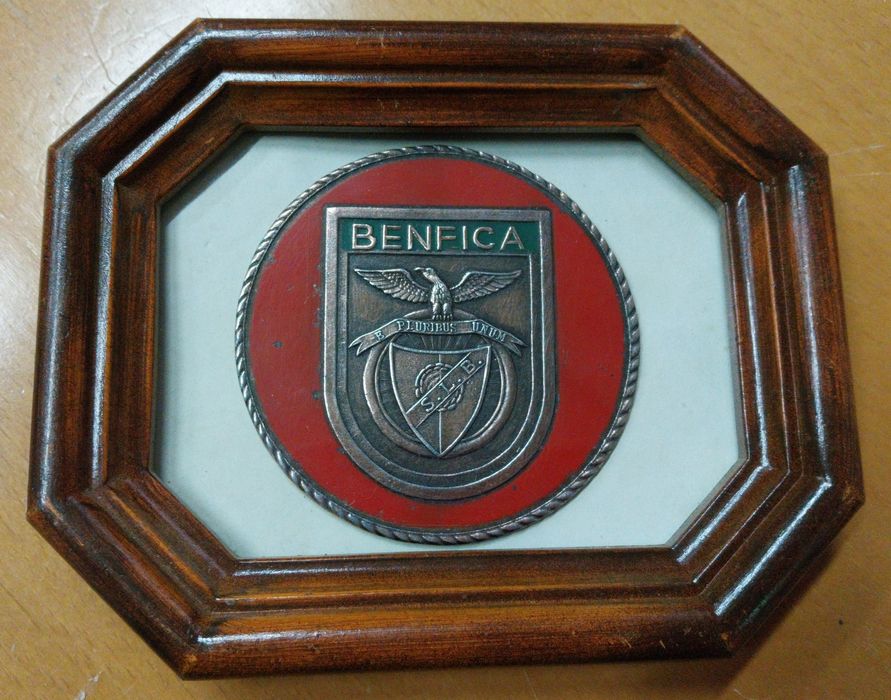 Medalha antiga, emoldurada do Benfica.