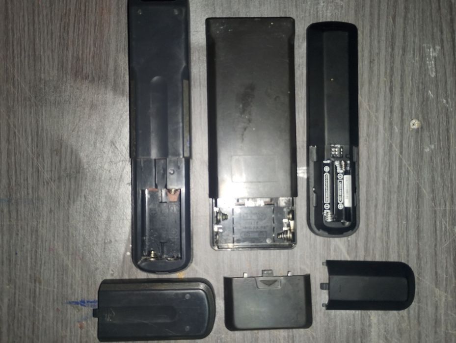 Comandos televisão 2 Sony e 1 da MEO novo