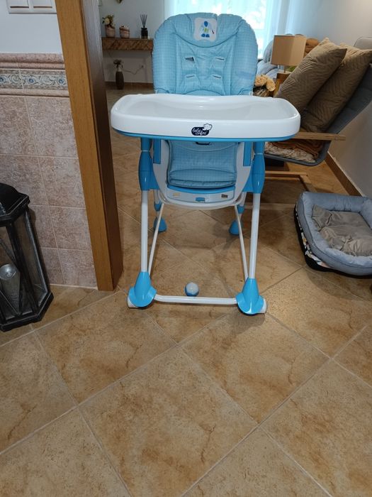 Mesa  e cadeira bebê Confort bem estimada