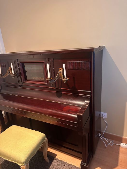 Piano de Madeira Antigo