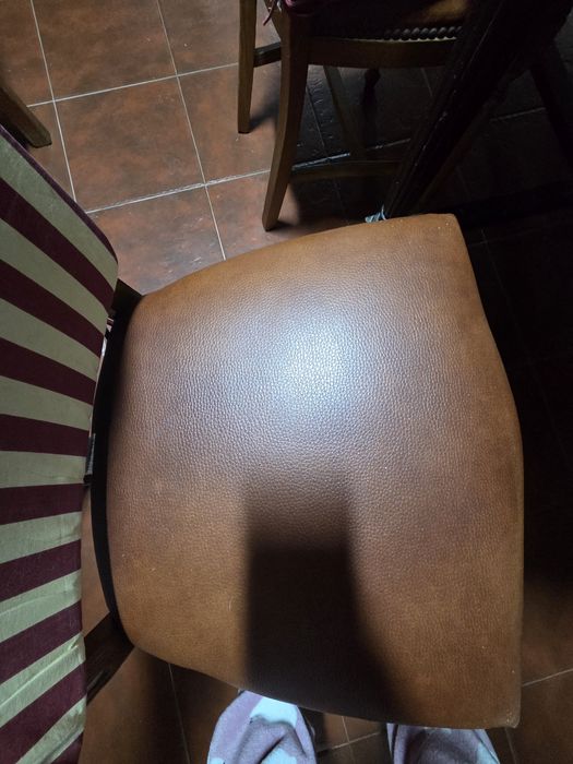 Mesa oval extensível + 4 cadeiras.