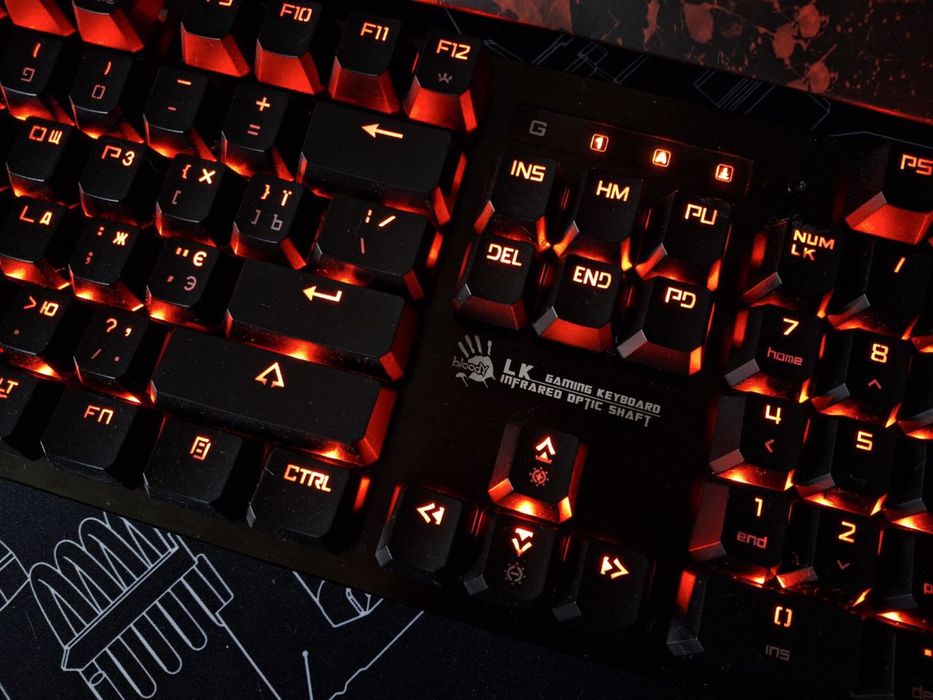 ПРОДАМ Bloody B820R на red switch
