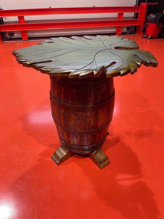 Mesa de bar feita a partir de um barril de carvalho muito antigo