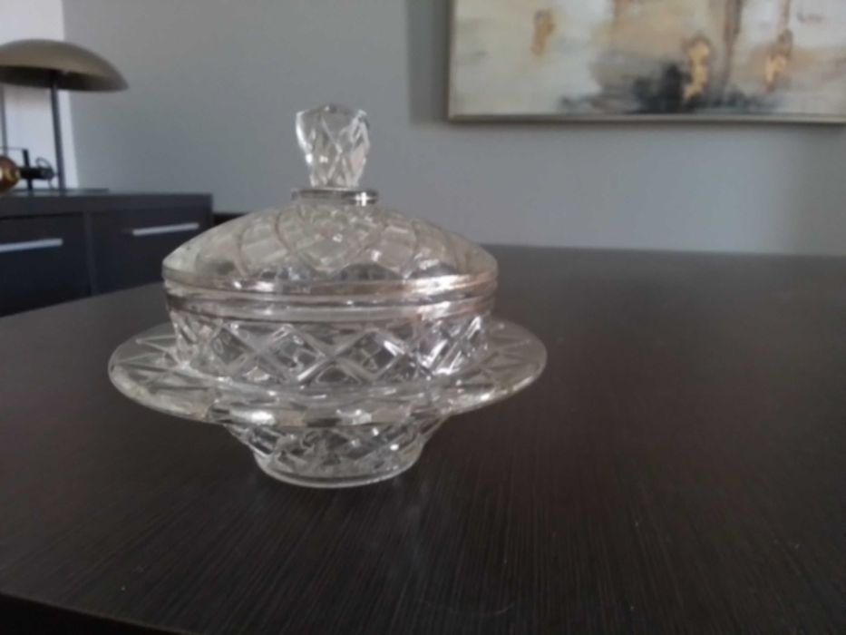 Jarra, garrafa e açucareiro, em vidro, antigos