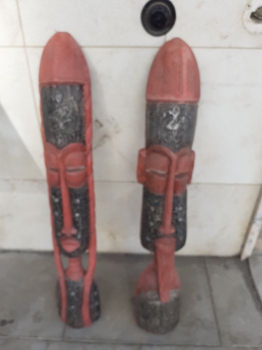 Estátuas  de madeira pintadas à  mão