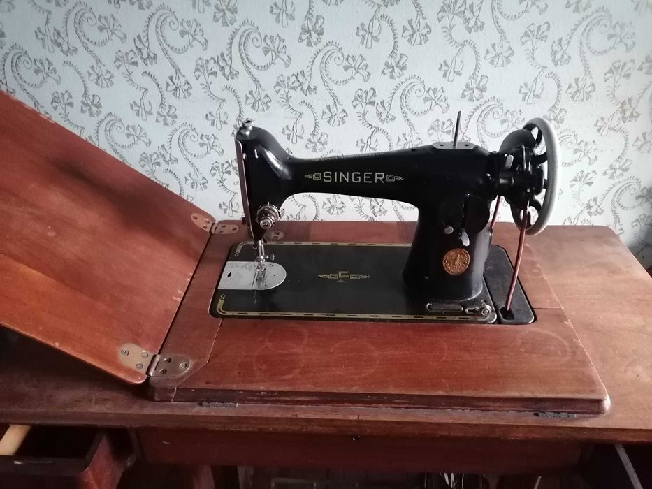 Máquina de costura Singer antiga com acessórios e instruções originais - Classe 201k