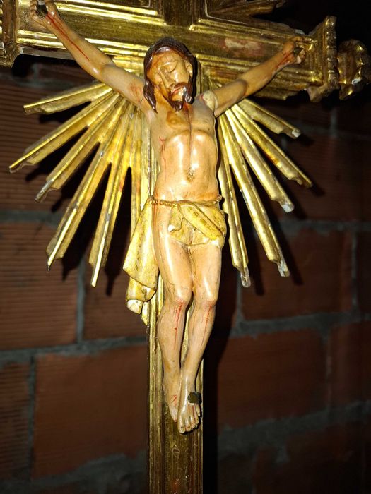Cruxifixo e cristo em madeira. Antigo