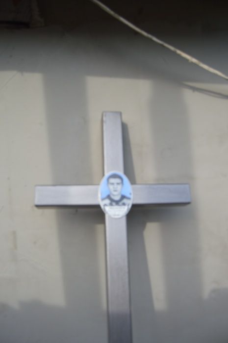 Крест.столик. лавочка. надгробница на кладбище