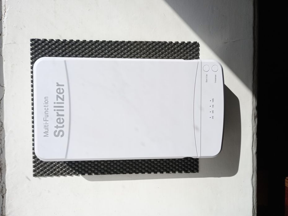 УФ-стериалізатор дезинфікує різні предмети