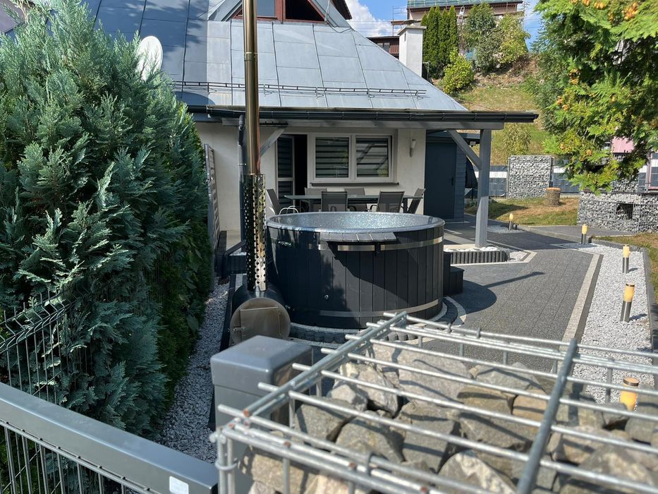 Domek z balią jacuzzi nad jeziorem w Międzybrodziu Żywieckim .