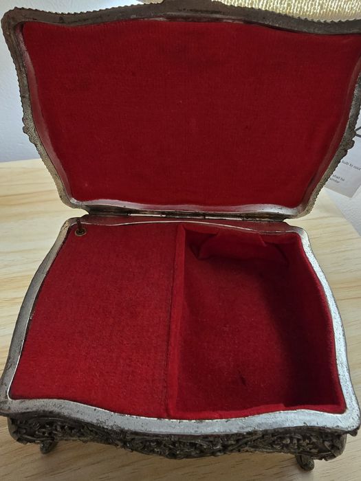 Guarda joias antigo com música