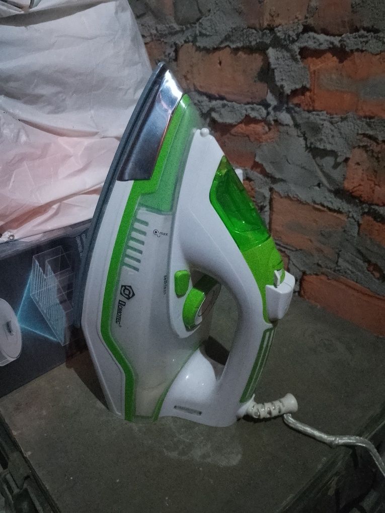 Black+decker Easy Steam IR02V Compact Iron - Green