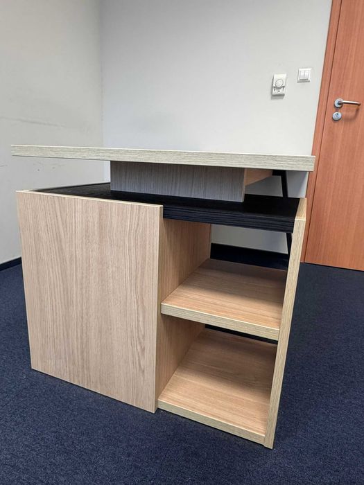 Nowoczesne biurko z szafką i otwartą półką