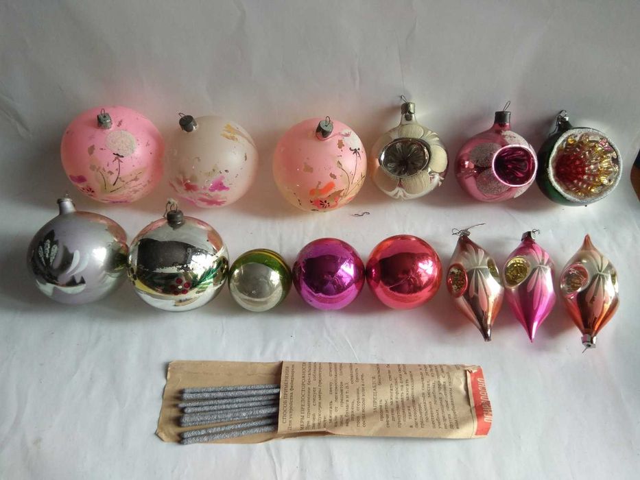 Игрушки елочные, бенгальские огни, дед Мороз