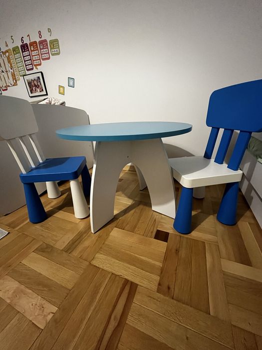 Stolik dziecięcy z krzesłami