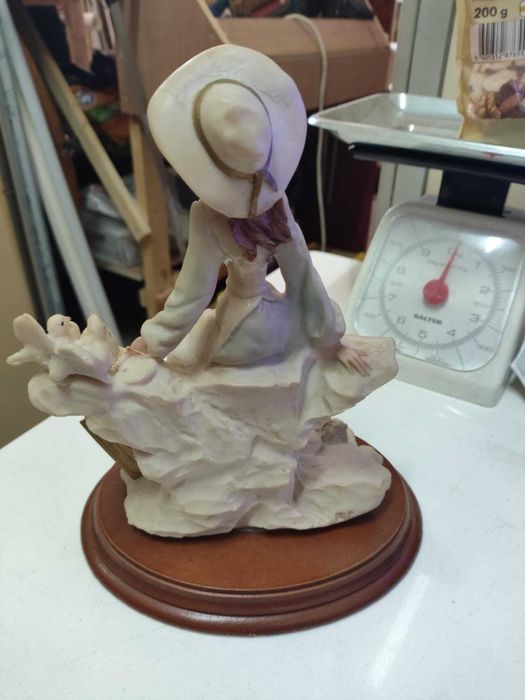 Estatueta em marfinite genuína da famosa marca Tulipa Branca