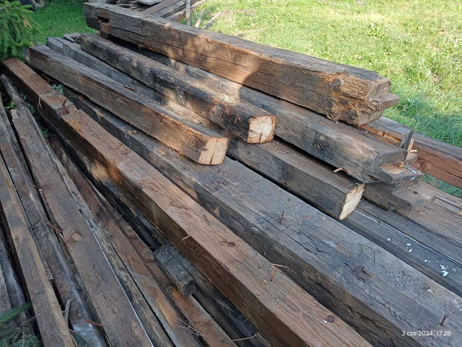 Stare drewno, belki z konstrukcji dachu po rozbiórce domu.
