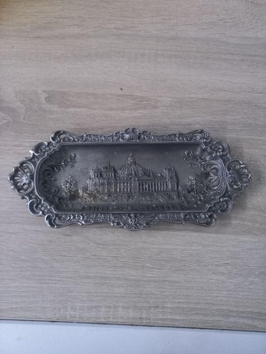 Stara patera z wytloczonym  Raichstags