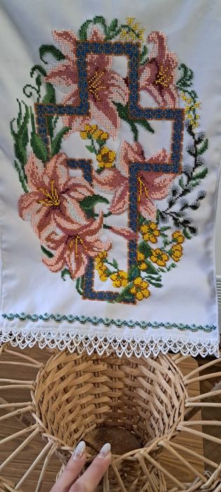 Вишитий бісером пасхальний рушничок на кошичок.