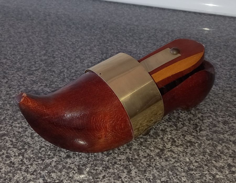 Soca holandesa em madeira e dourado. Peça para pendurar. Barato.