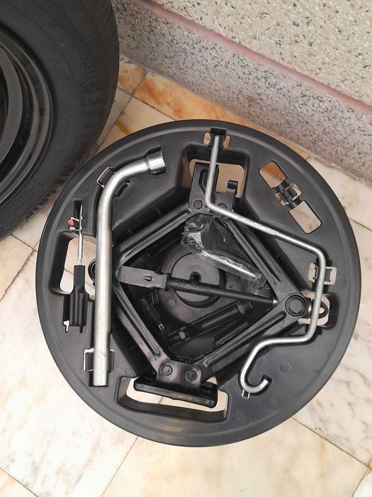 Pneu GOODYEAR NOVO (com conjunto de ferramentas e Macaco)