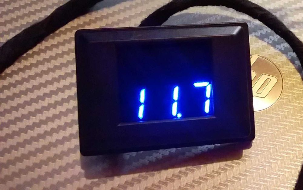 Woltomierz cyfrowy DIETZ do instalacji Car-Audio 12V