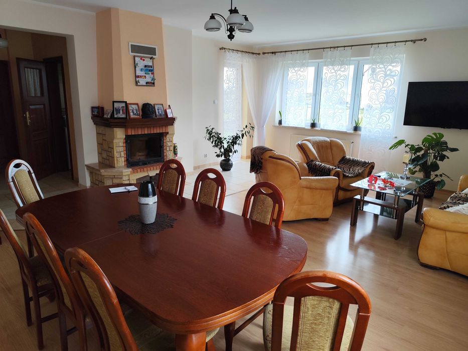 Dom dwurodzinny z garażami i dużą działką