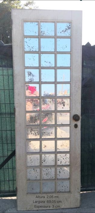 Porta com espelhos em madeira.