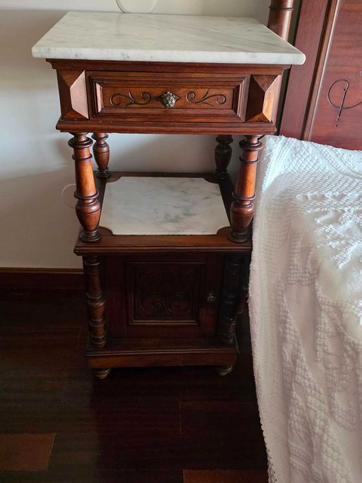 Cama de casal e duas mesas de cabeceira com tampo de mármore - construído em madeira maciça de mogno