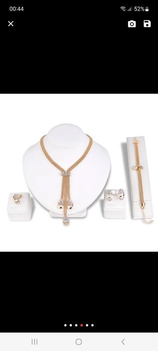 Conjunto de colar,brjncos ,anel e pulseira novo