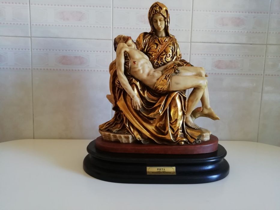 Estatueta La Pietá