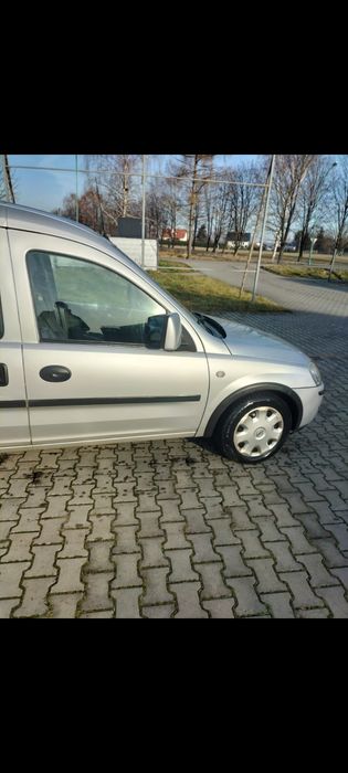 Srebrny Opel Combo