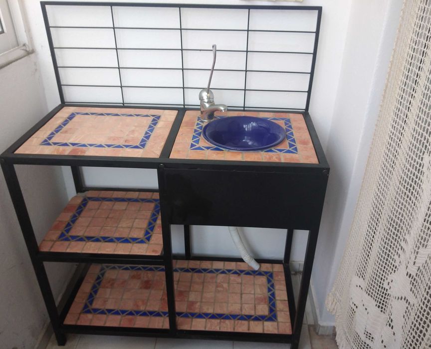 Móvel com lavatório para sala de massagens.