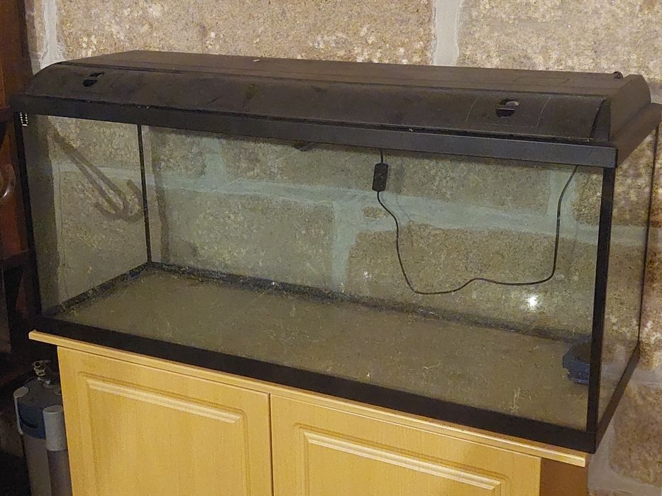 Aquário grande com móvel de suporte