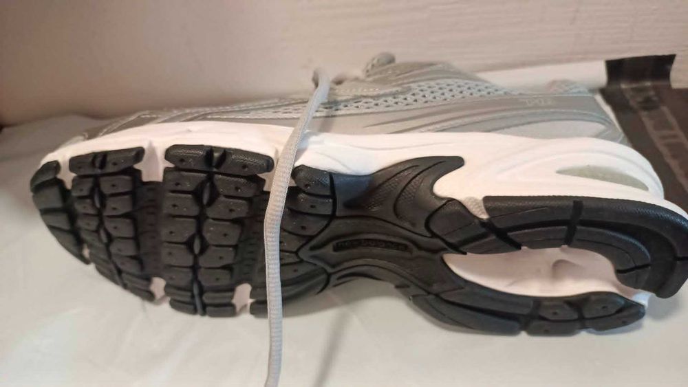 Jeden but lewy New Balance rozmiar 40