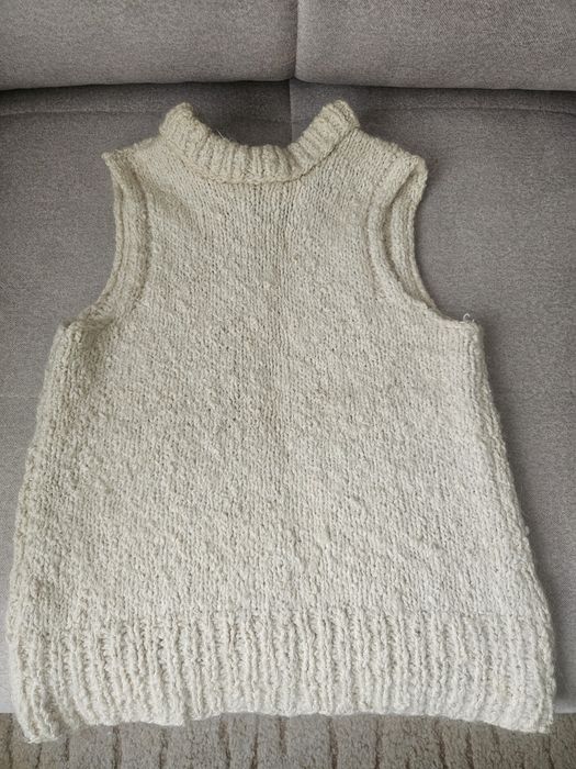 Ręcznie robiony golf bezrękawnik ecru S wełna
